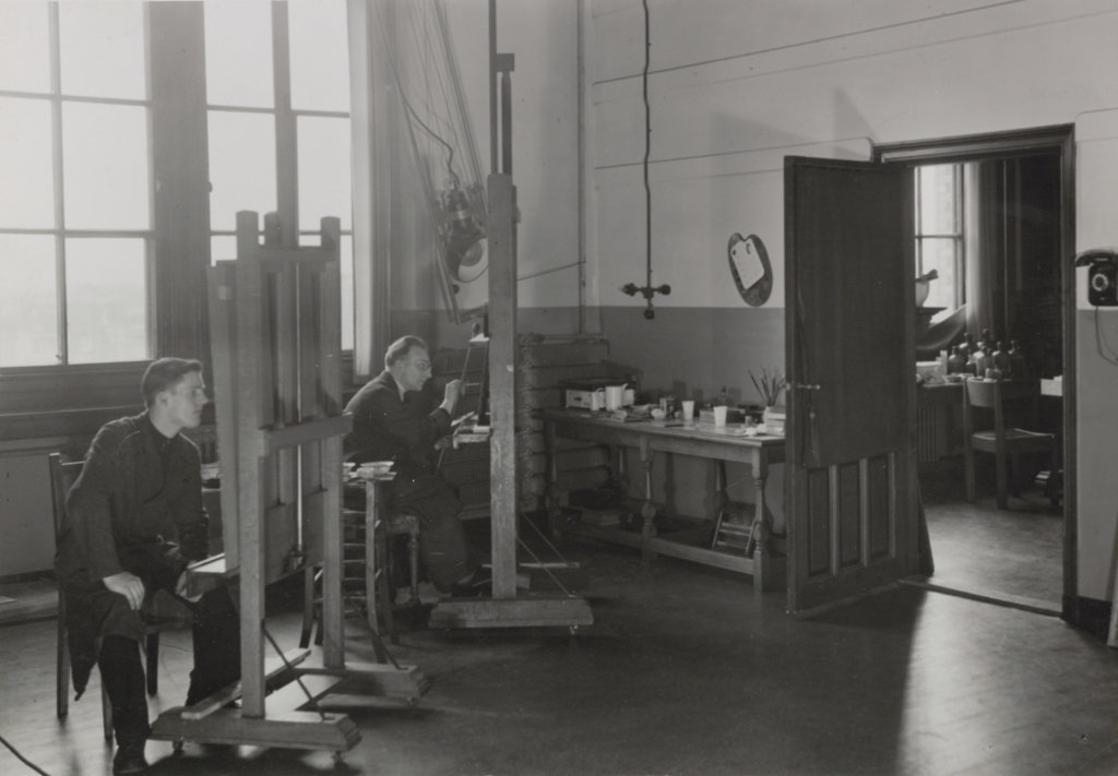Restauratoren Bertus Vorrink en Henk Plagge aan het werk in het schilderijenrestauratie atelier, 1950.