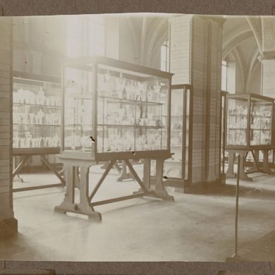 Glas tentoongesteld in het Rijksmuseum in houten vitrines, 1927 (foto: Rijksmuseum Historisch Archief).