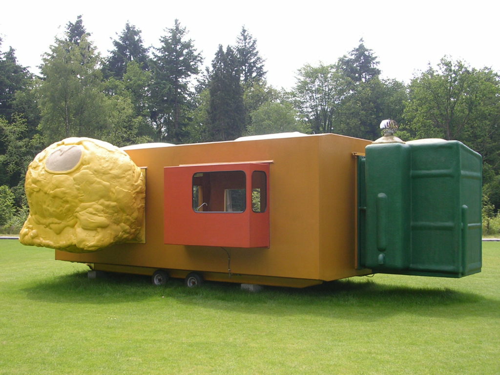 Joep van Lieshout, "Mobile Home for Kröller-Müller", 1995, glasvezelversterkt polyester, polyurethaanschuim, glas, metaal, rubber, 325 x 1025 x 750 cm (collectie Kröller-Müller Museum, kKM 127.508, foto: Sanneke Stigter/Kröller-Müller Museum).
