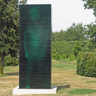 Herman Lamers, "Aden negatief (De Grote kleine reus)", 2019, floatglas, 100 x 140 x 400 cm (foto: Harald Schole).