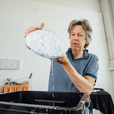 Kees de Vries in zijn atelier - foto Auke Hamers
